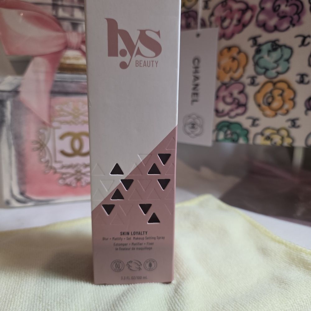 Skin Loyalty Makeup Setting Spray in Pink and White Box